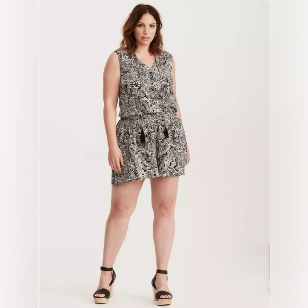 Torrid Paisley Print Button Tie Neck Top K1